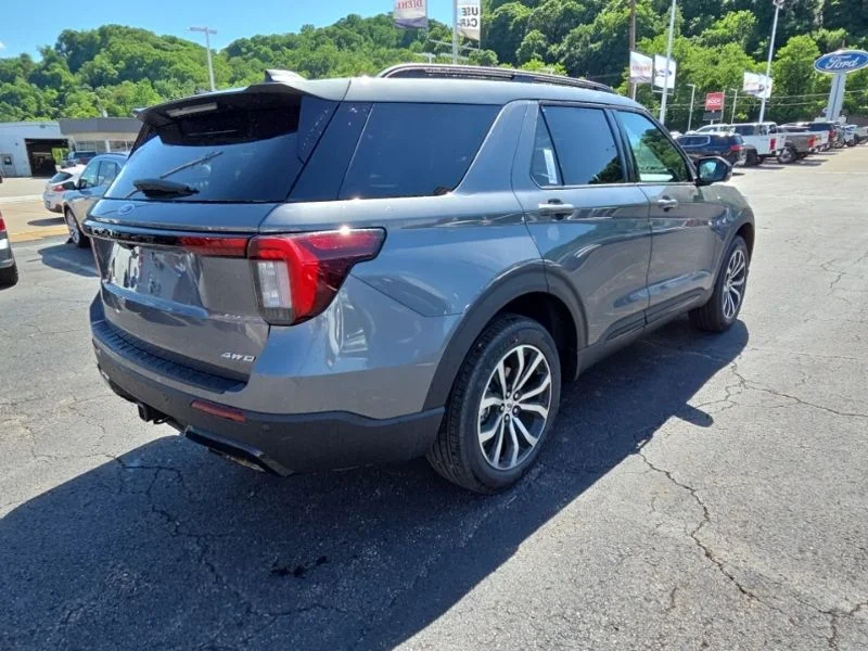 New 2026 Carbonized Gray Metallic Ford ST-Line image 7