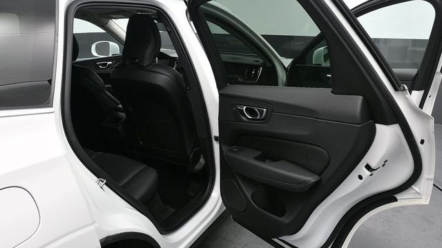 Used 2021 White Volvo T6 Momentum image 17