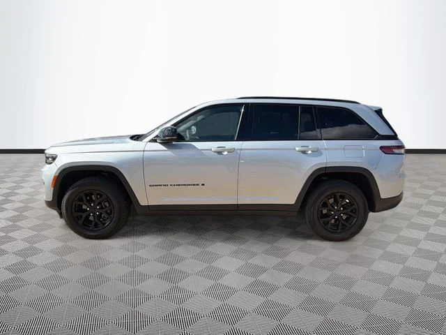 Used 2024 Silver Jeep Altitude X image 4