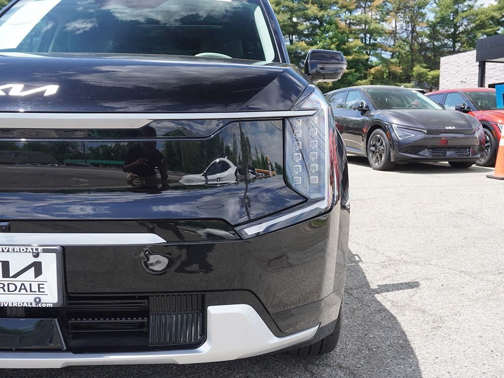 Used 2024 Black Kia Land image 18