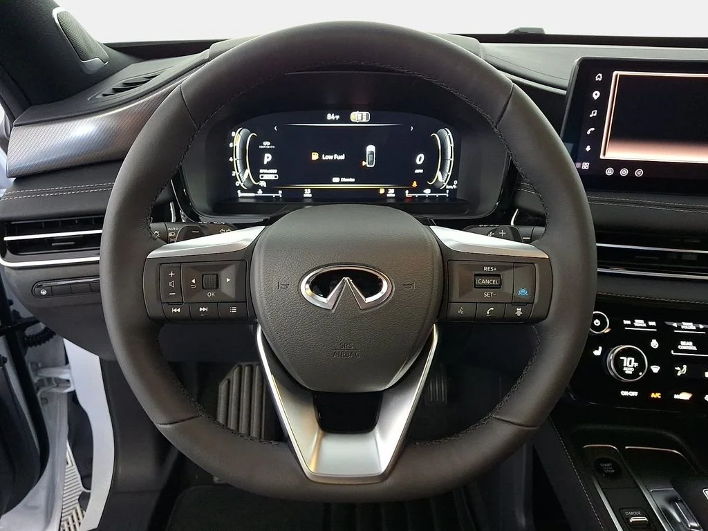 Used 2027 Radiant White INFINITI LUXE image 18