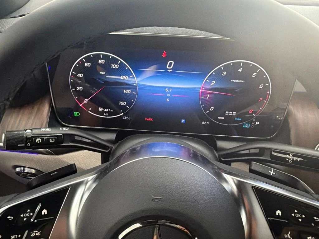 New 2027 White Mercedes-Benz GLC 300 image 31