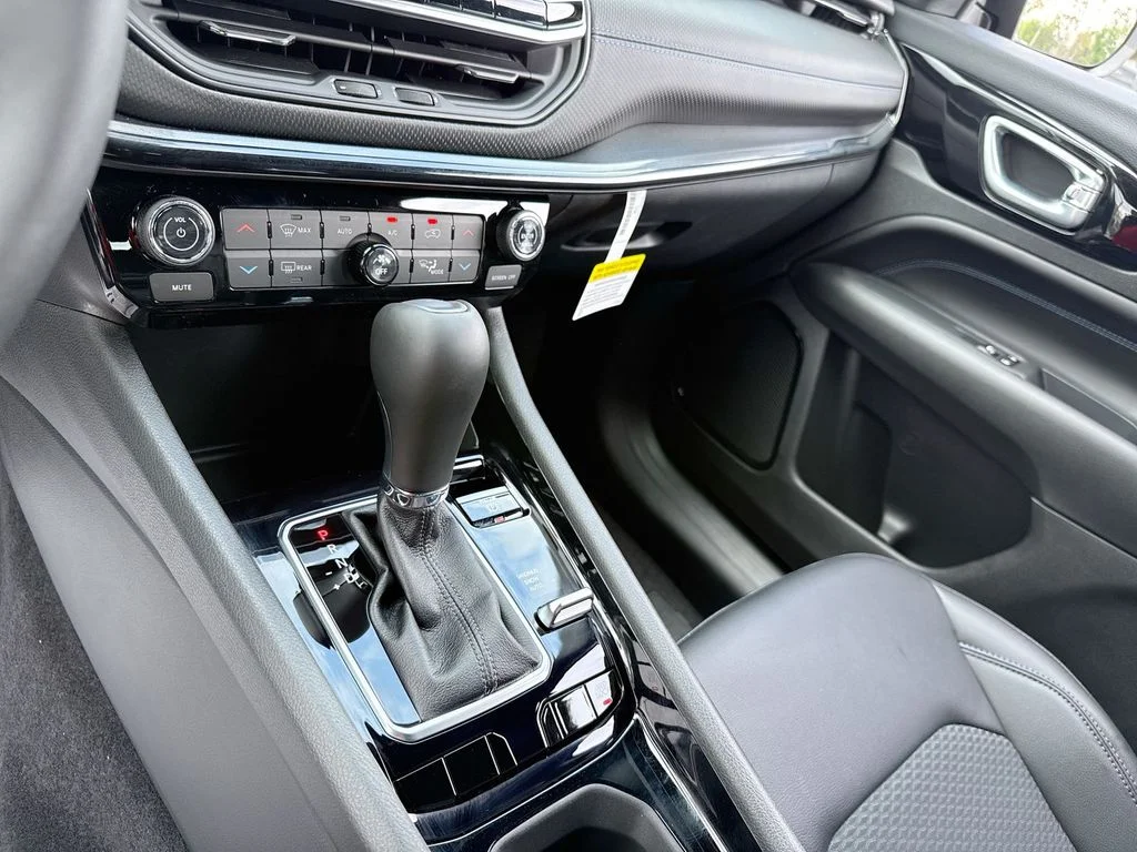 New 2026 Fathom Blue Pearl-Coat Exterior Paint Jeep Latitude image 18