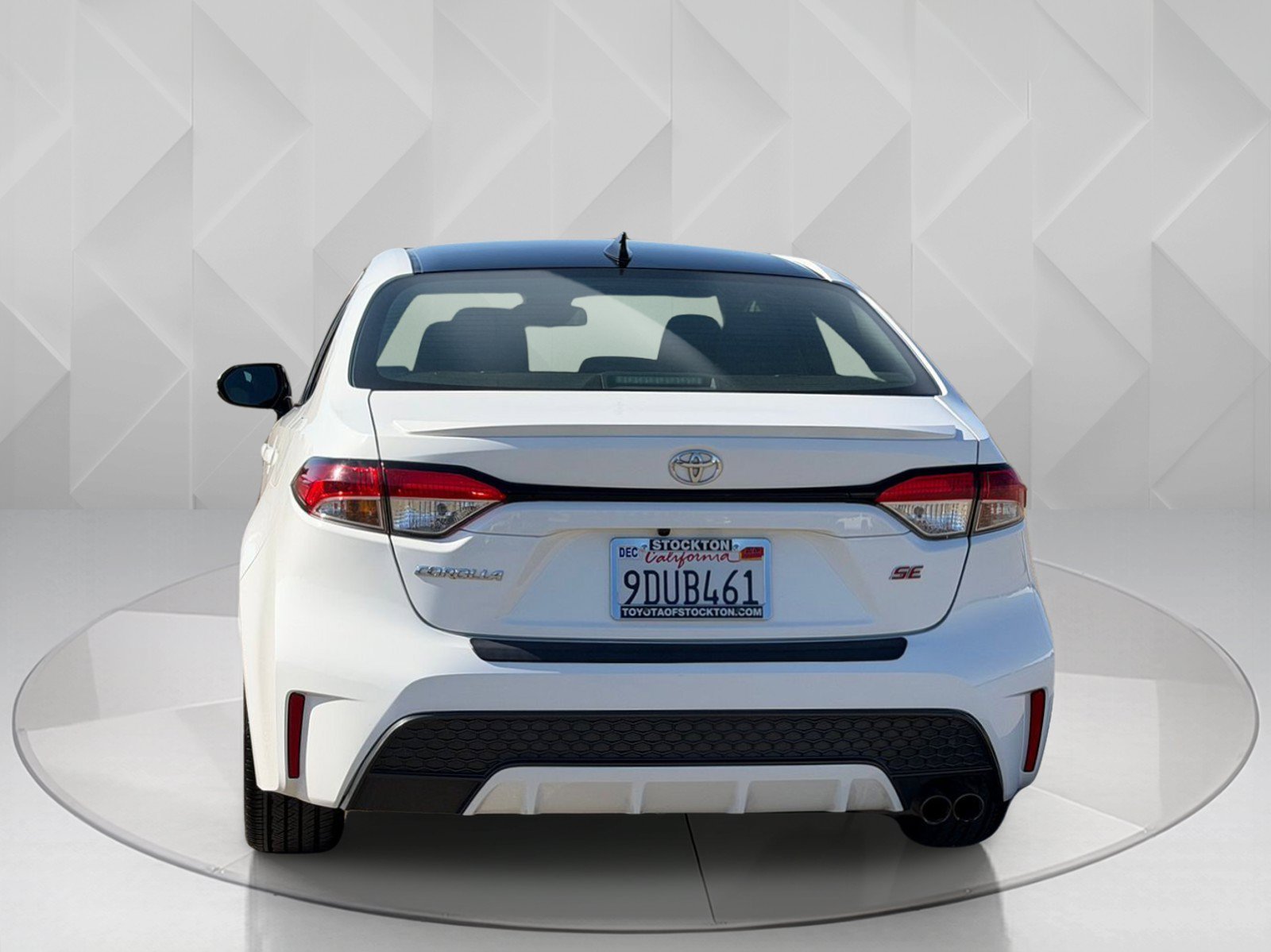 Certified Used 2022 White w/Black Sand Pearl Roof Toyota SE image 4