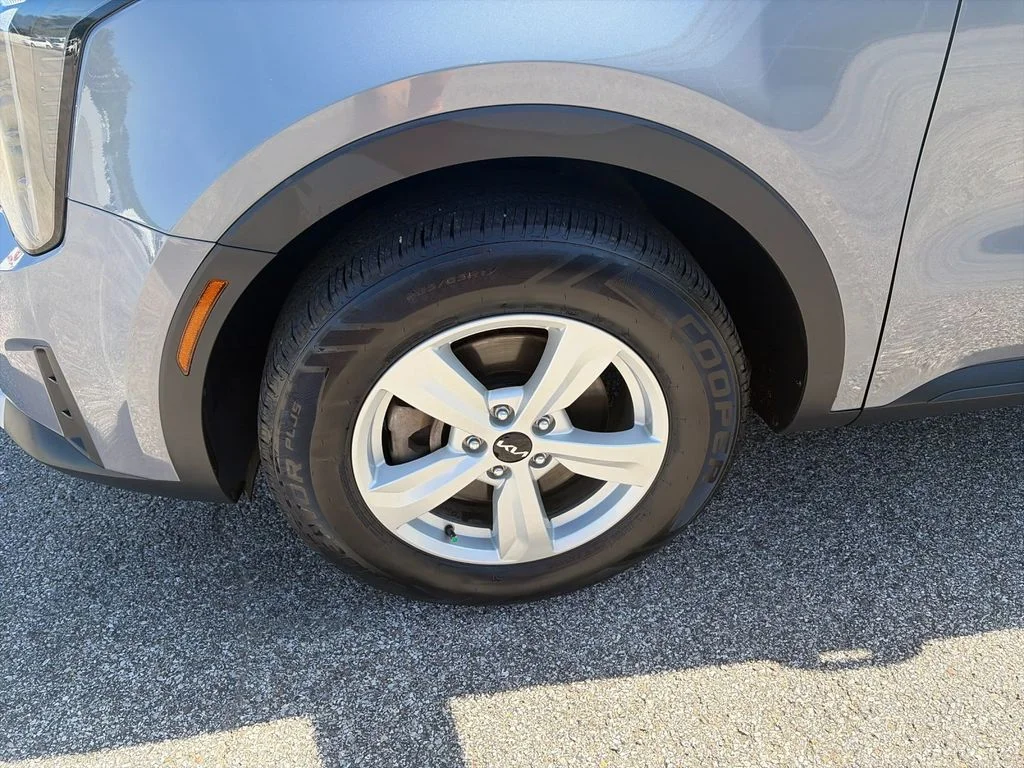 Used 2024 Silver Kia LX image 33