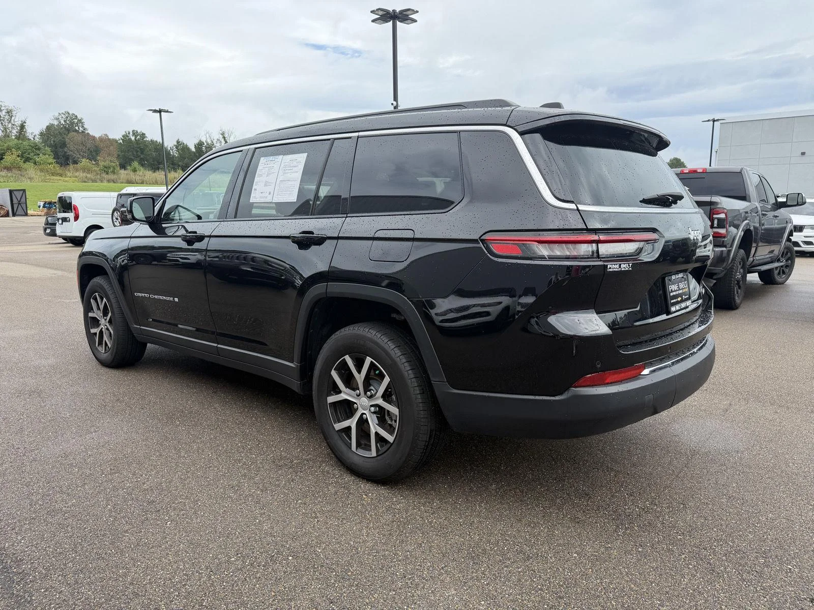 Used 2025 Diamond Black Crystal Pearlcoat Jeep Limited image 4