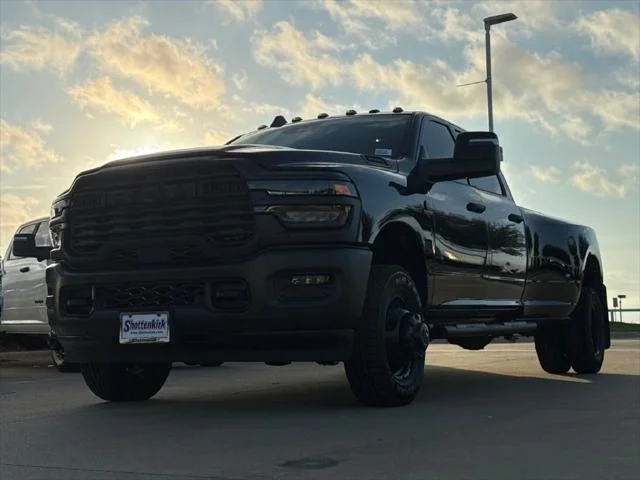 New 2027 Diamond Black Crystal Pearl-Coat Exterior Paint RAM TRADESMAN image 3