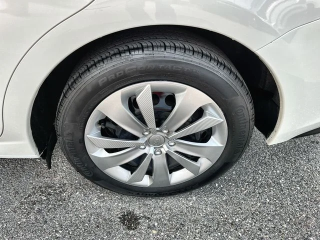 Used 2023 White Subaru Base image 20