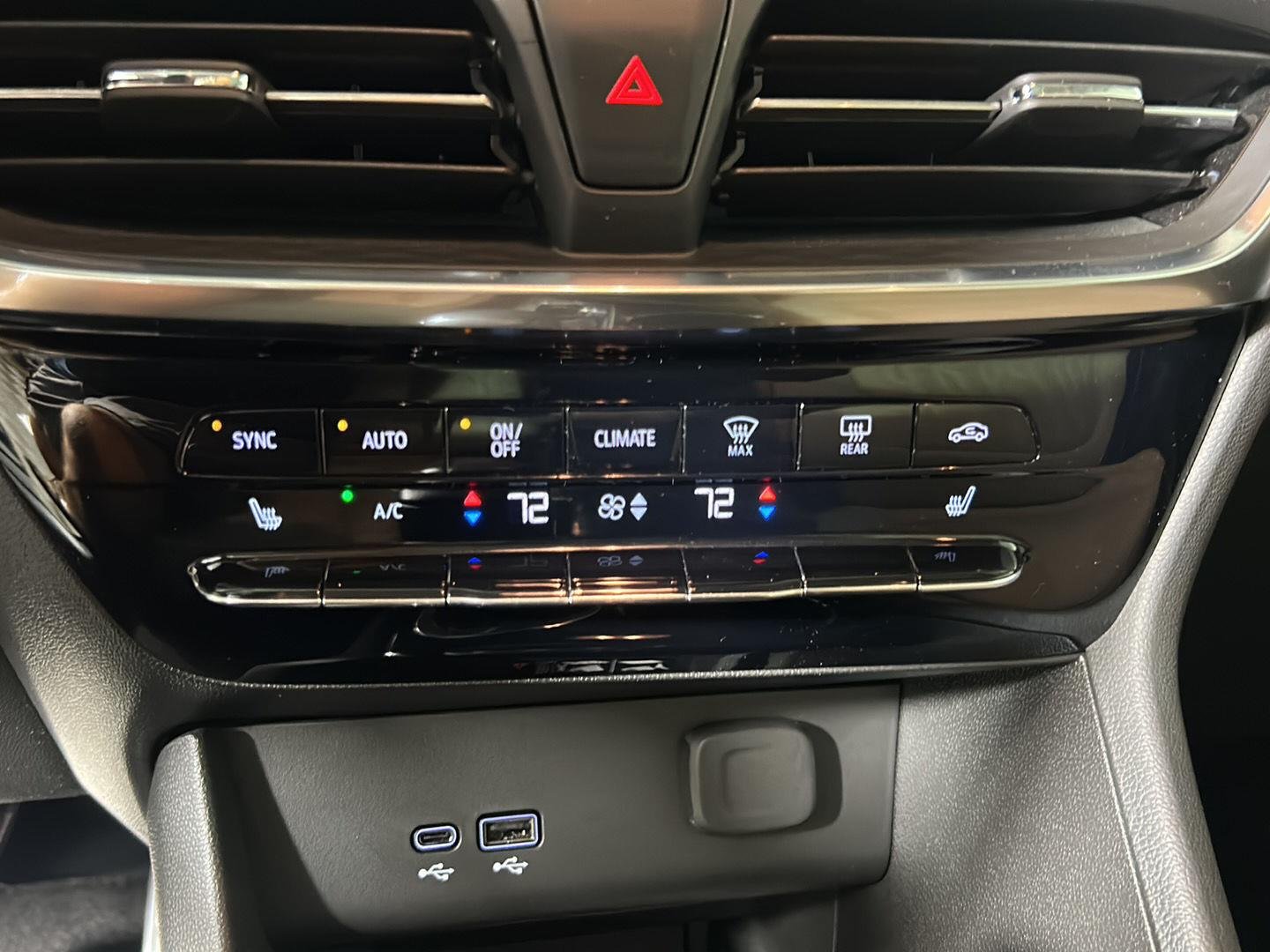 Used 2024 White Frost Tricoat Buick Avenir image 20