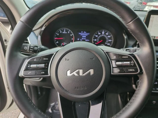 Used 2023 White Kia S image 25