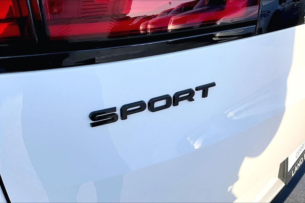 New 2026 FUJI WHITE Land Rover Dynamic SE image 9
