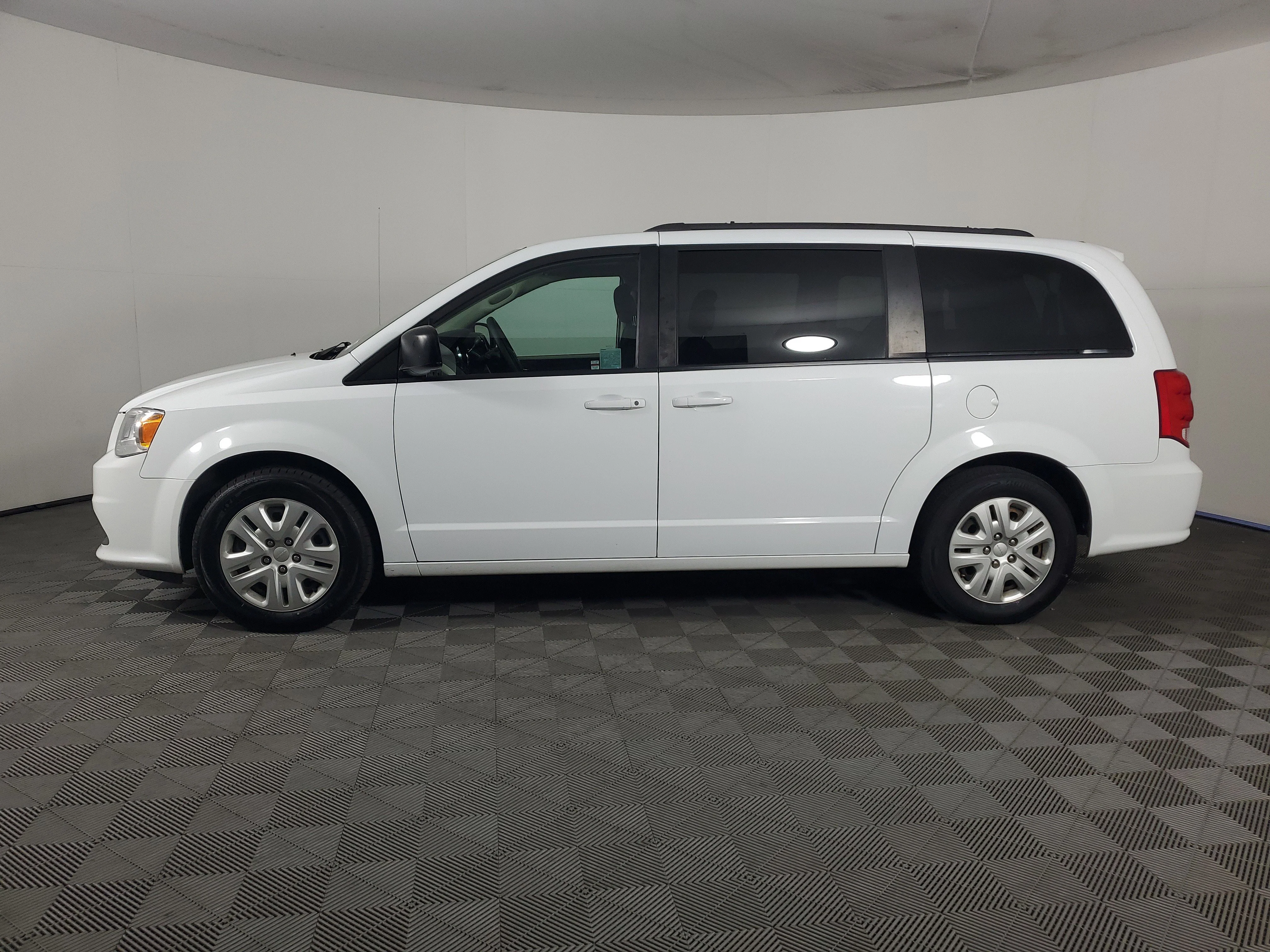 Used 2018 White Knuckle Clearcoat Dodge SE image 7