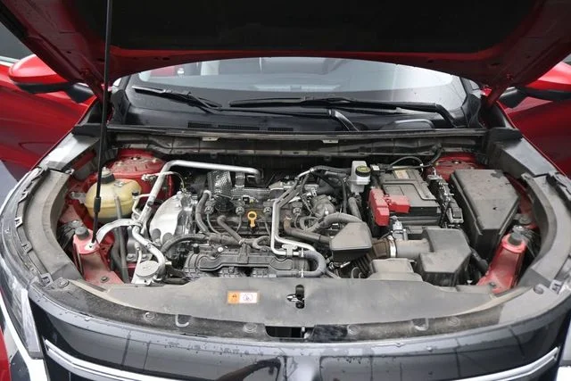 Used 2025  Mitsubishi SE image 12