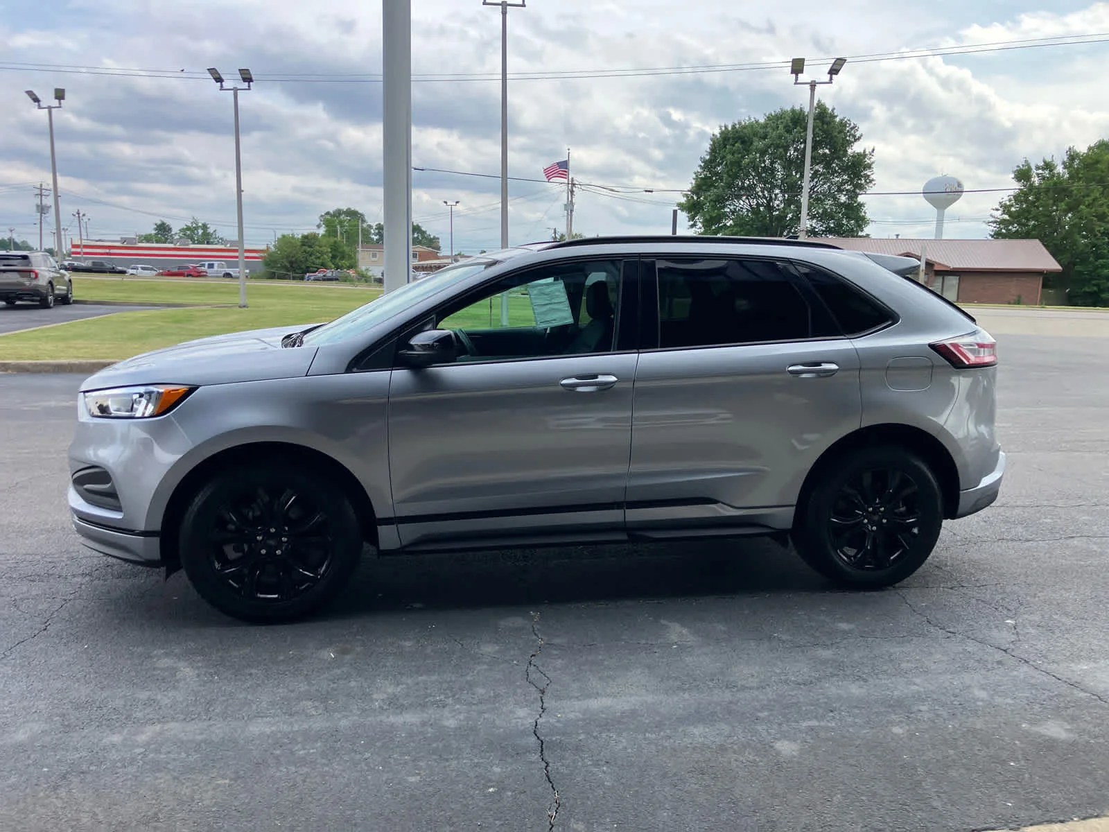 New 2023 Iconic Silver Metallic Ford SE image 6