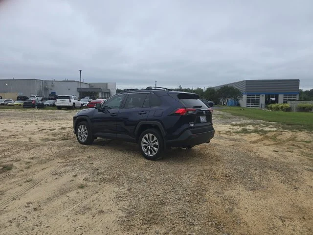 Used 2025  Toyota XLE Premium image 6