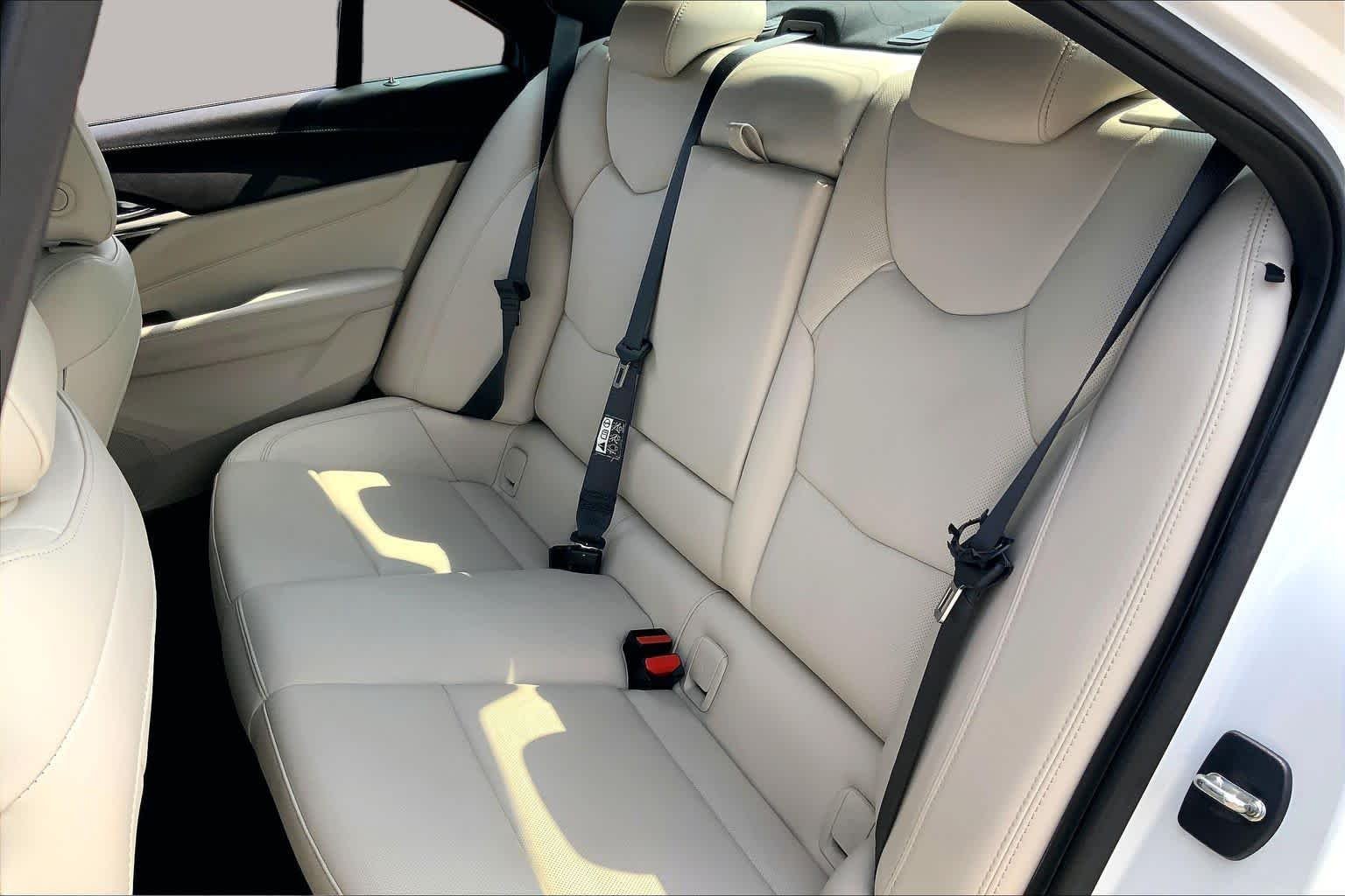 Used 2020 Crystal White Tricoat Cadillac Premium Luxury image 21