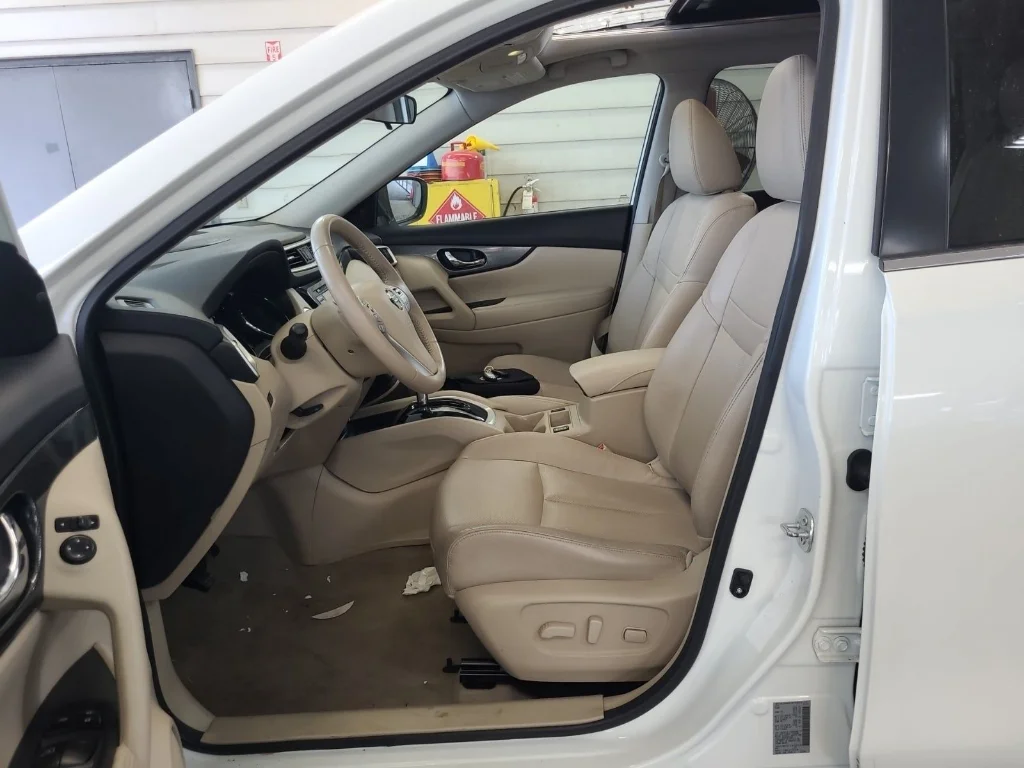 Used 2015 Pearl White Nissan SL image 8