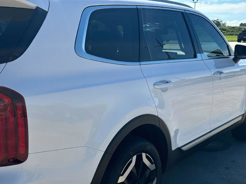 Used 2025 White Kia S image 16
