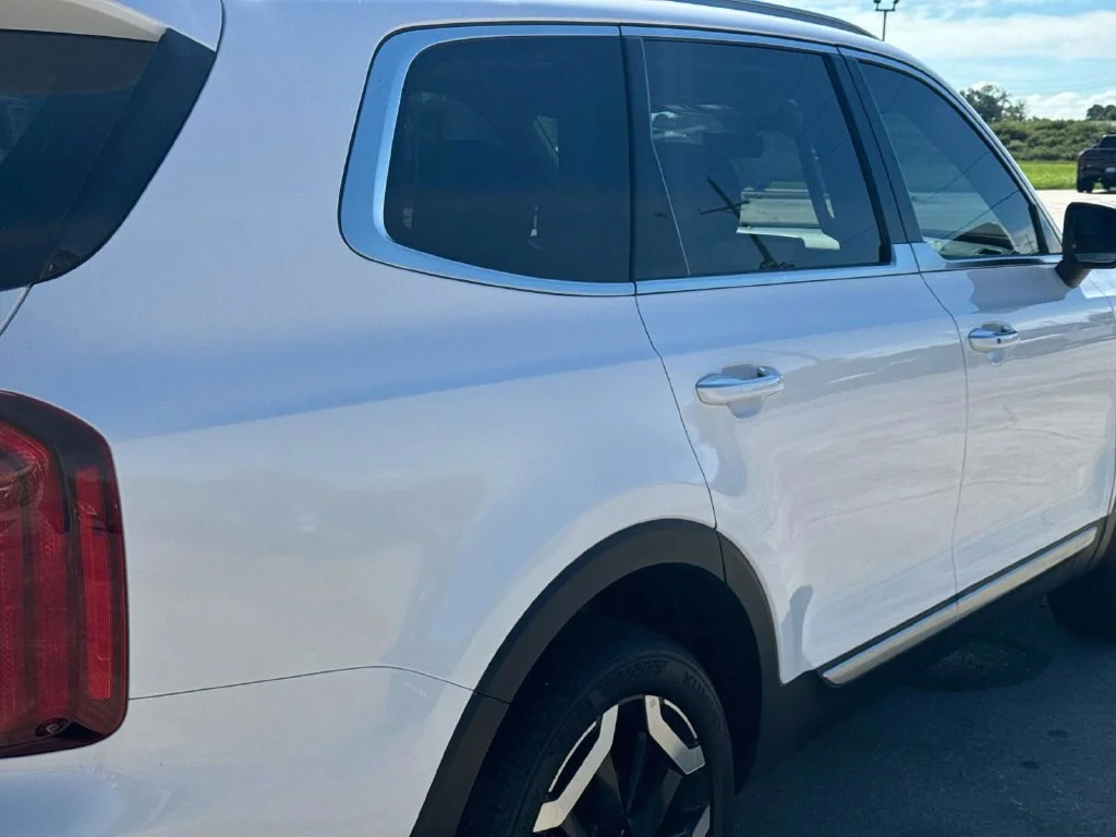 Used 2025 White Kia S image 16