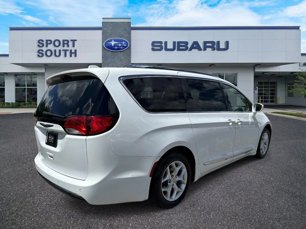 Used 2018 White Chrysler Touring L image 3