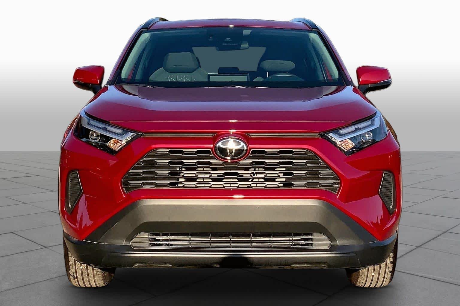 Used 2025 Ruby Flare Pearl Toyota XLE image 4