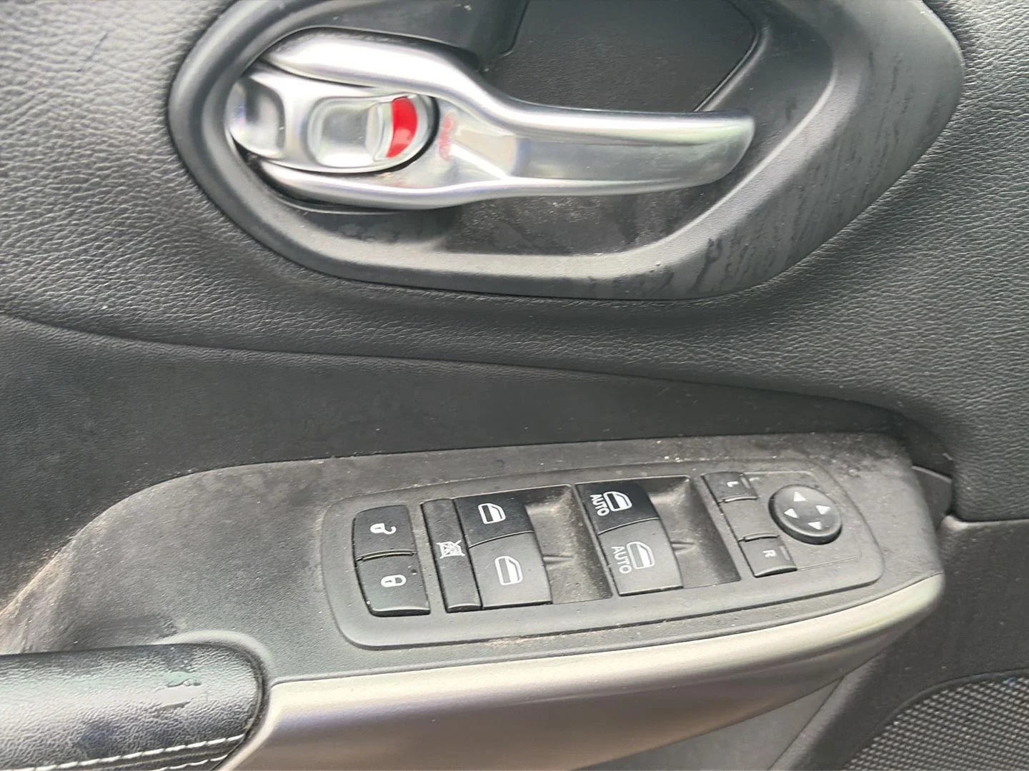 Used 2019 Granite Crystal Metallic Clearcoat Jeep Latitude Plus image 7