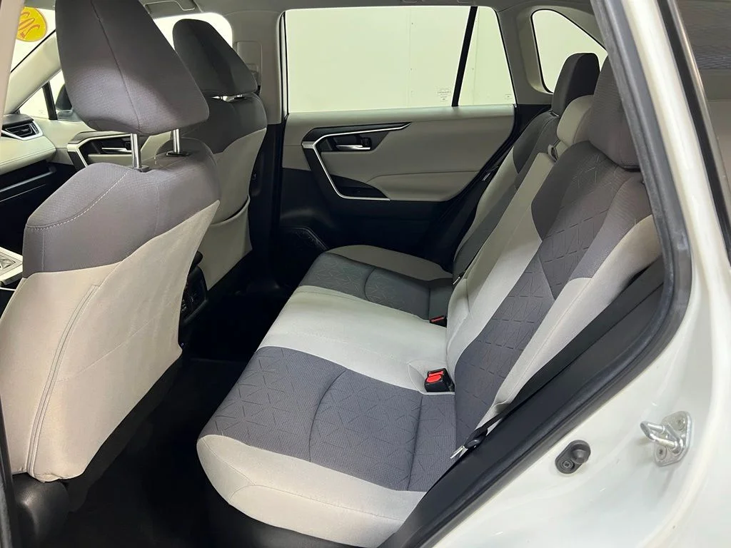 Used 2022 White Toyota XLE image 28
