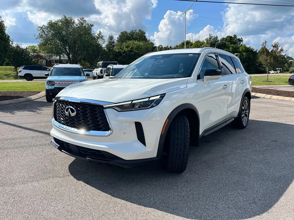 Used 2023 White INFINITI LUXE image 3