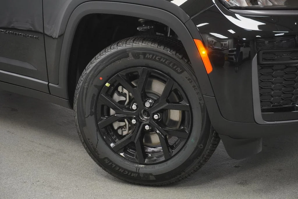 New 2026 Diamond Black Crystal Pearl-Coat Exterior Paint Jeep Altitude image 4