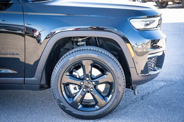 New 2025 Diamond Black Crystal Pearl-Coat Exterior Paint Jeep Limited image 5