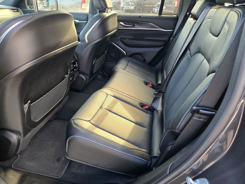 2025 Jeep Grand Cherokee Overland - Photo 16