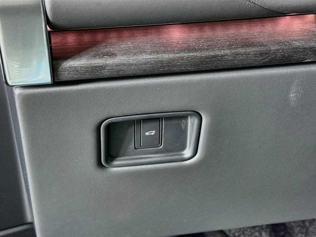 New 2026 Santorini Black Metallic Land Rover SE image 11