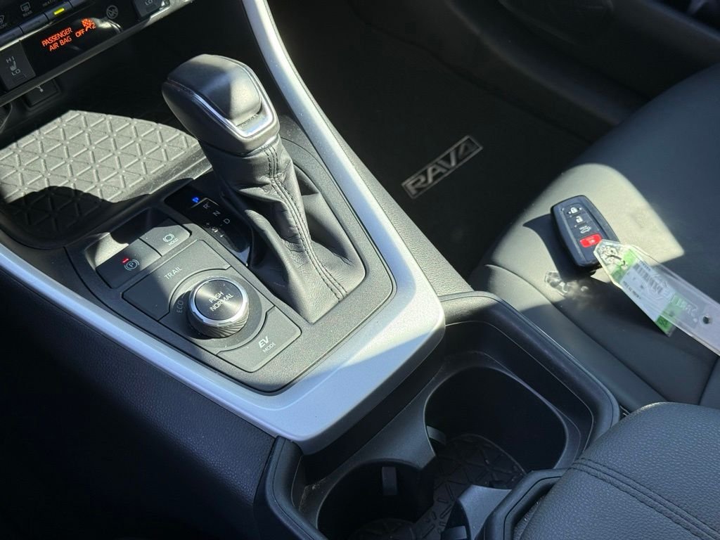 Used 2021 White Toyota XLE Premium image 33