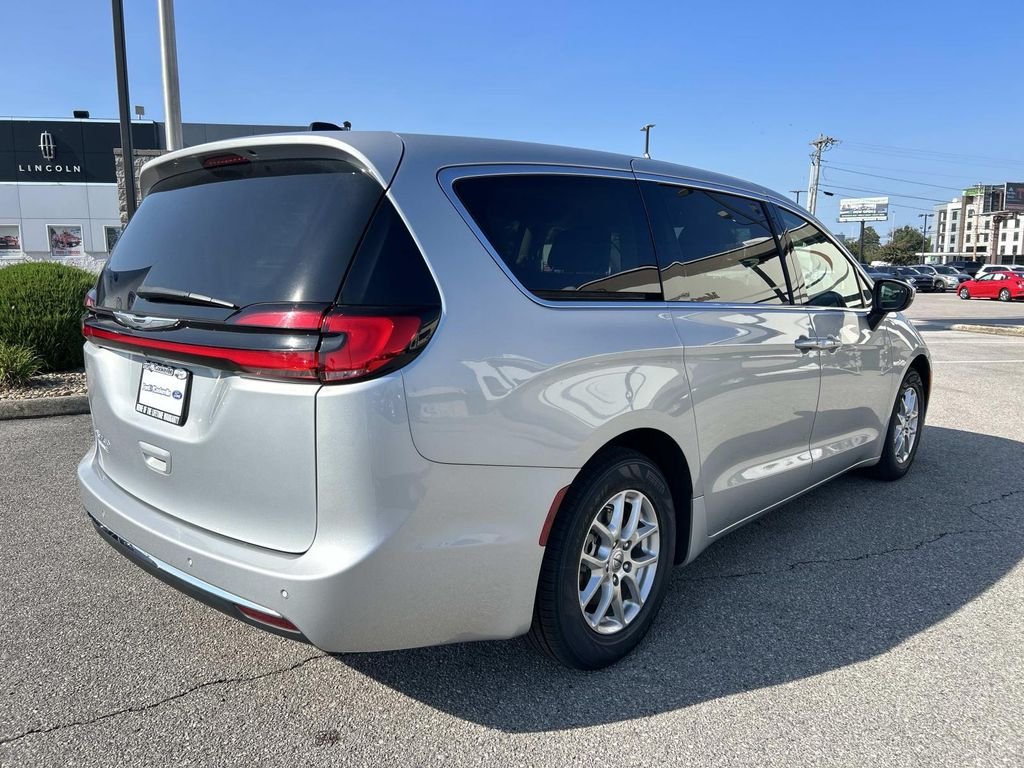 Certified Used 2023 Silver Mist Clearcoat Chrysler Touring L image 4