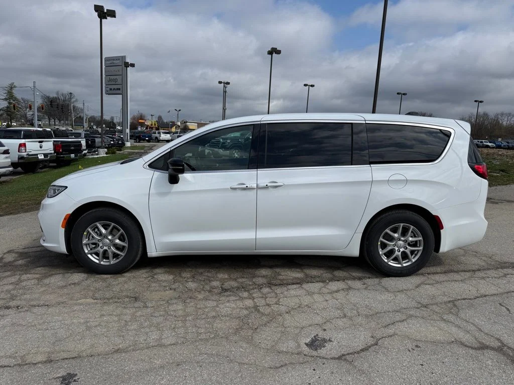 New 2026 Bright White Clear-Coat Exterior Paint Chrysler Select image 9