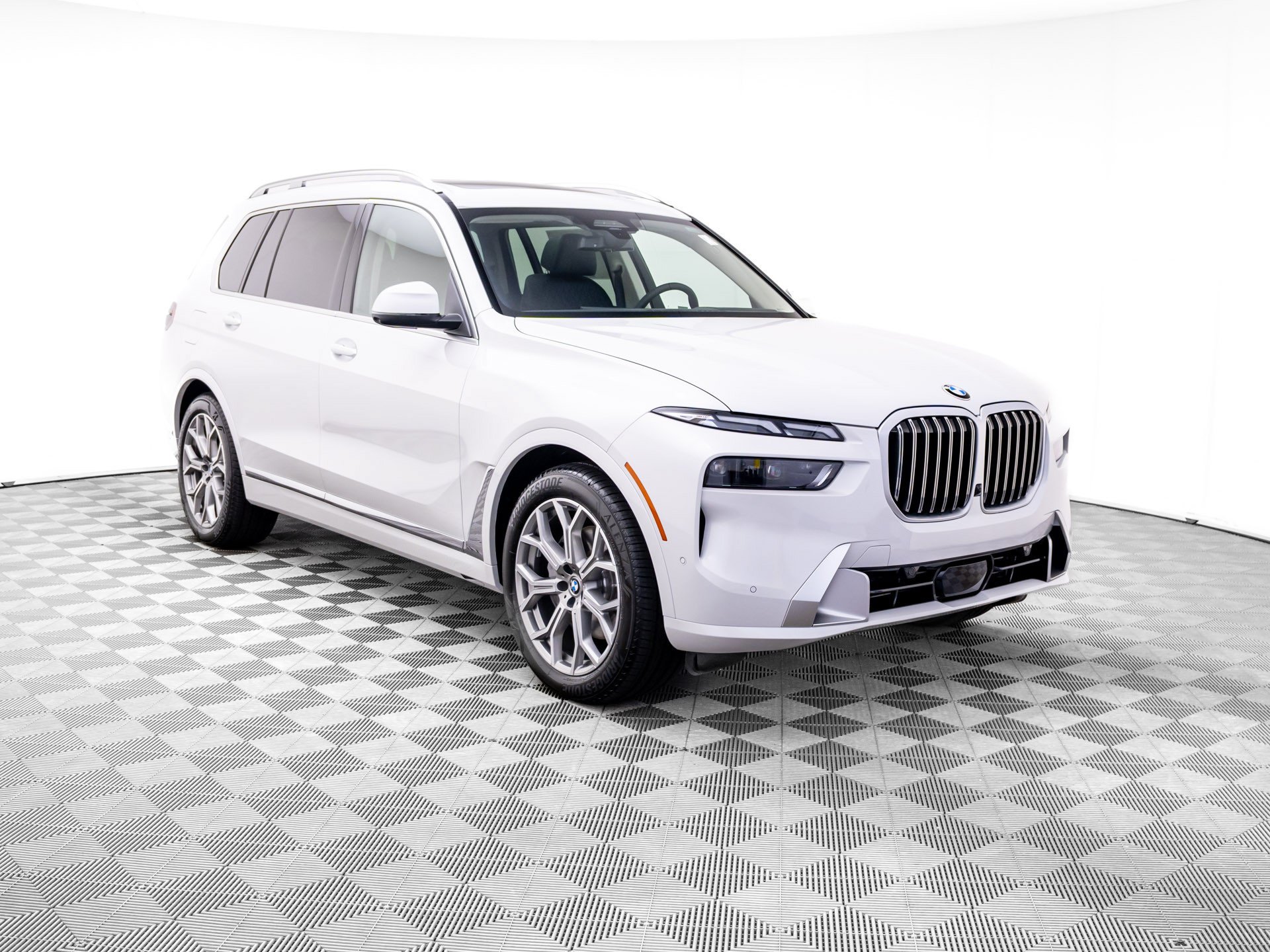 New 2026 Mineral White Metallic BMW xDrive40i image 8