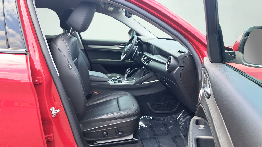 Used 2018 Red Alfa Romeo Base image 16