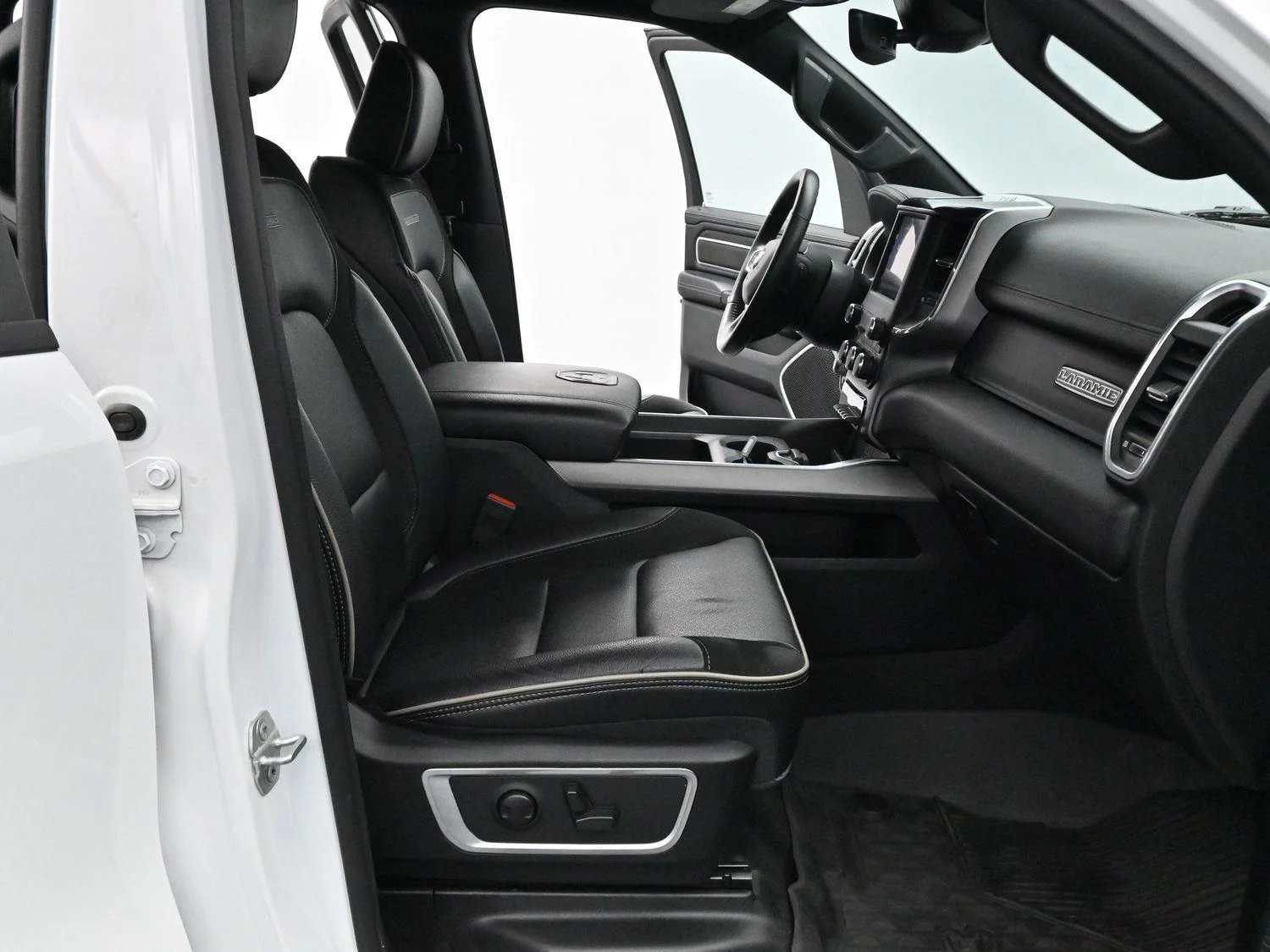 Used 2022 Bright White Clearcoat Ram Laramie image 31