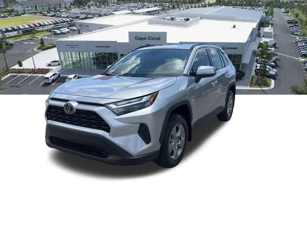 Used 2025  Toyota XLE image 3