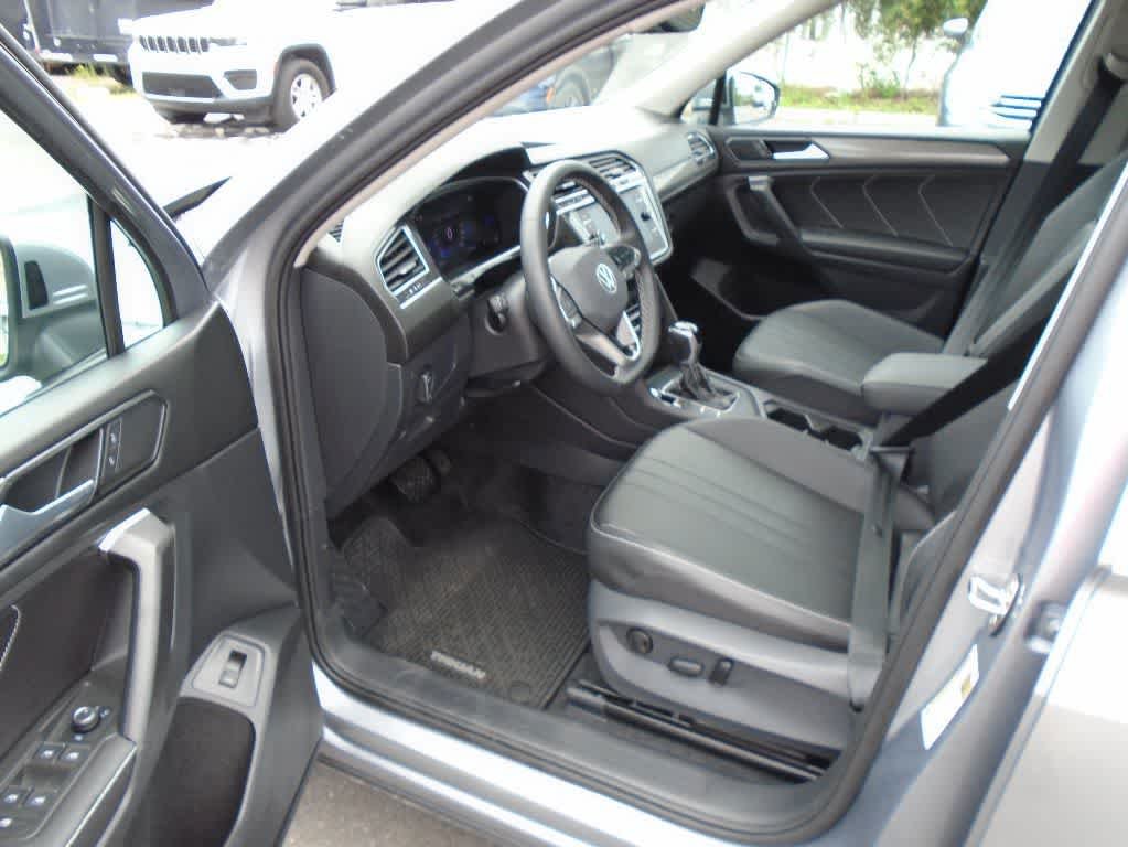 Used 2024 Pyrite Silver Metallic Volkswagen SE image 10