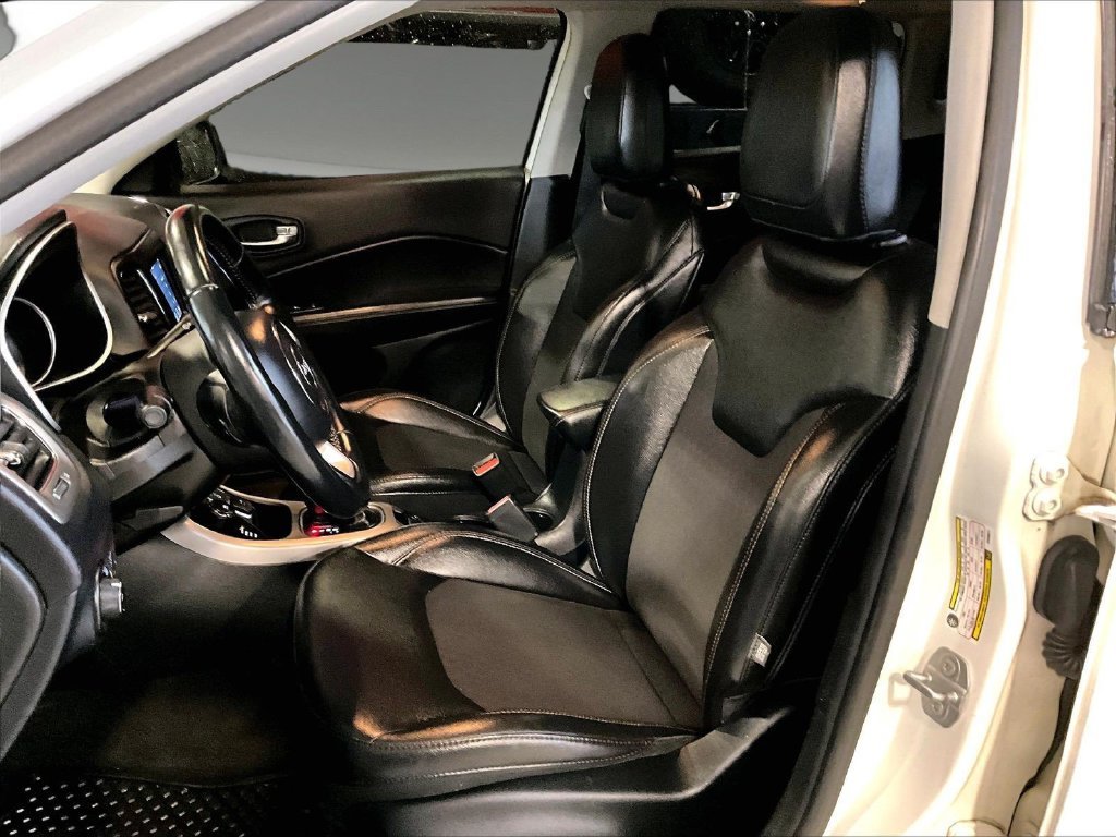 Used 2018 White Jeep Latitude image 10