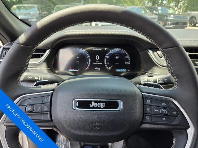Used 2025 Silver Jeep Limited image 26