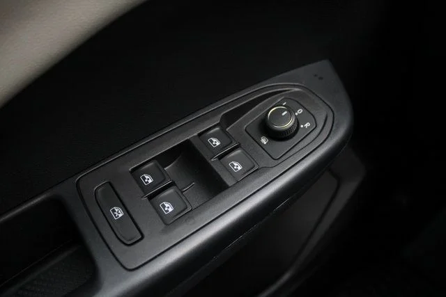 2025 Volkswagen Taos SEL - Photo 17