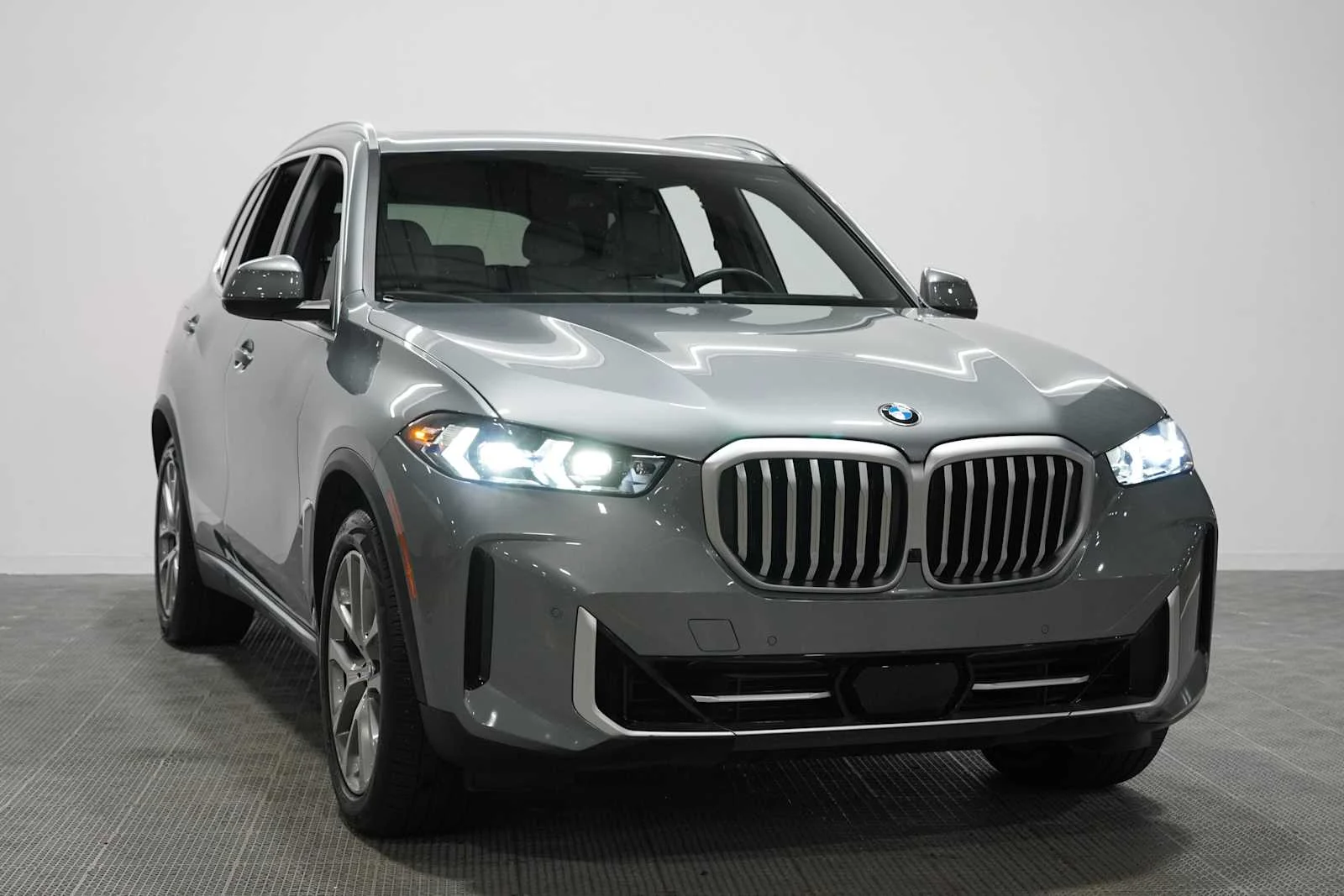 Certified Used 2025 Skyscraper Grey Metallic BMW xDrive40i image 3