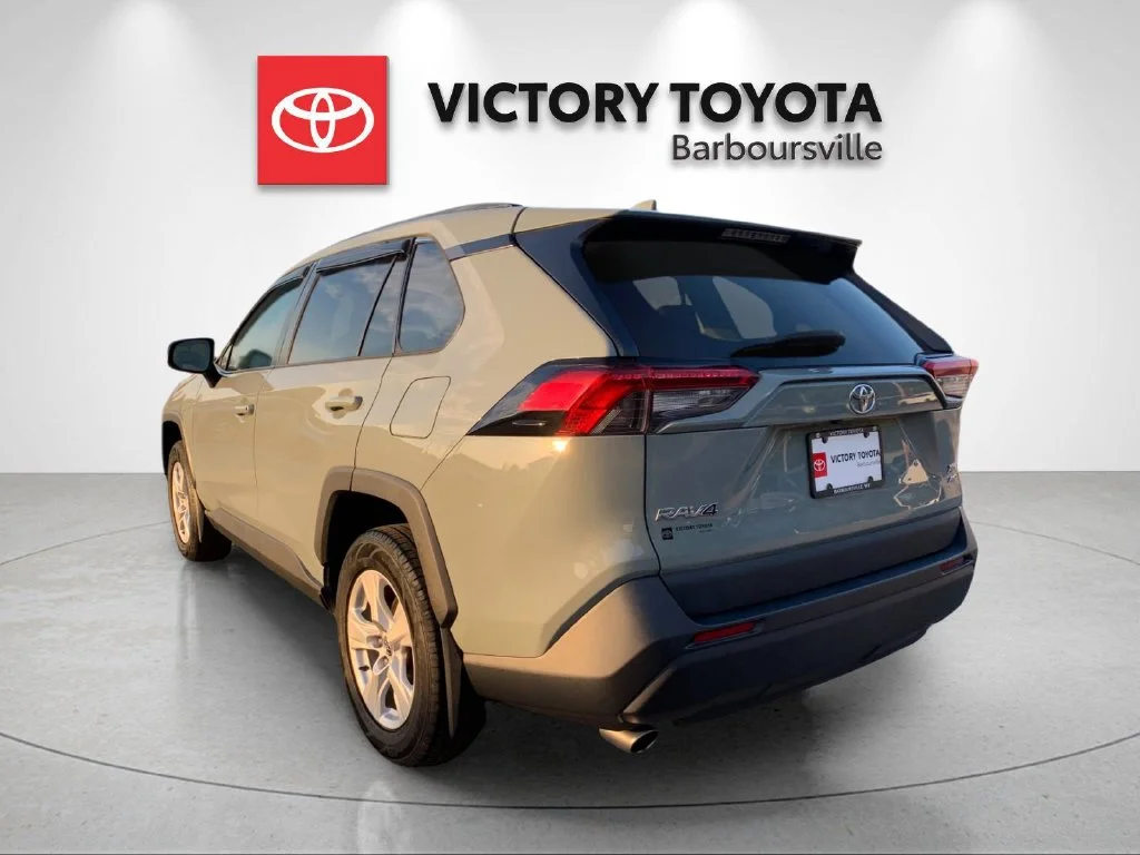 Used 2021  Toyota XLE image 3