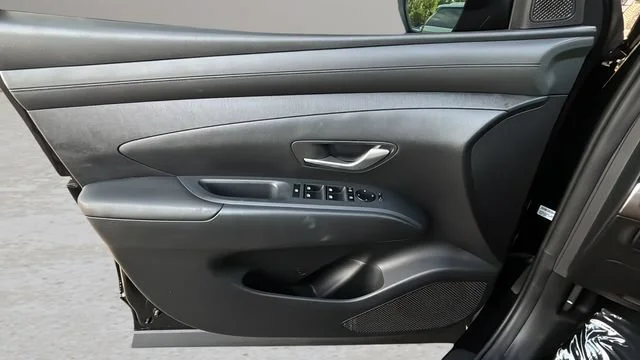 Used 2025 Black Hyundai SEL Convenience image 17