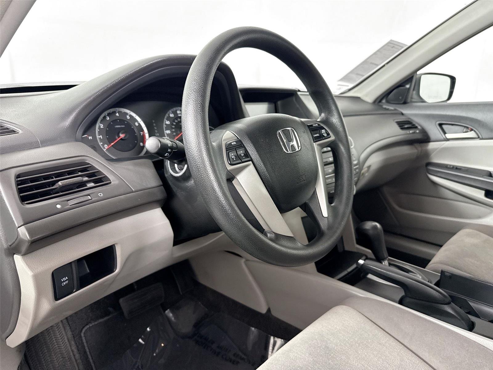 Used 2009 Alabaster Silver Metallic Honda LX image 4