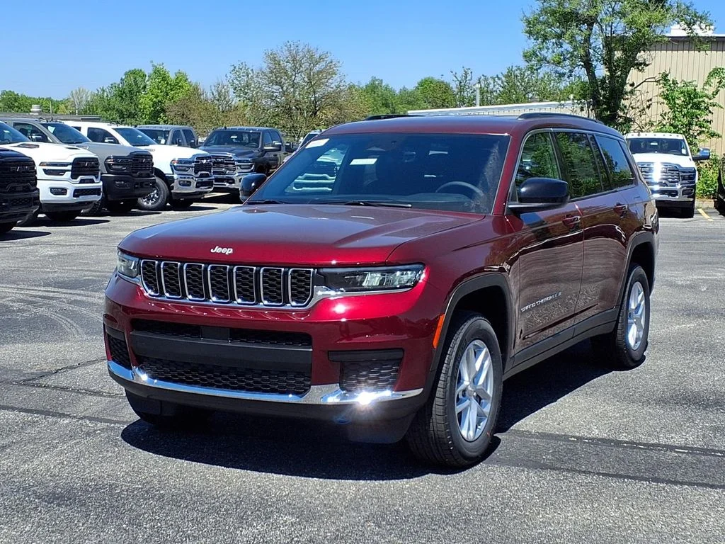 New 2026 Velvet Red Pearl-Coat Exterior Paint Jeep Laredo image 2