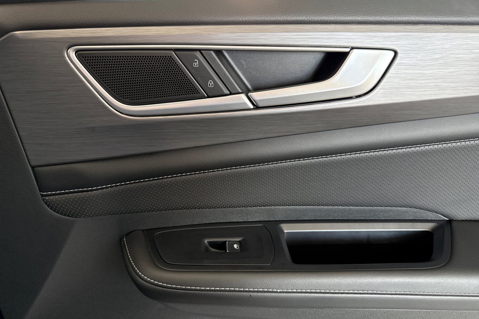 Used 2026  Volkswagen SE w/Technology image 19