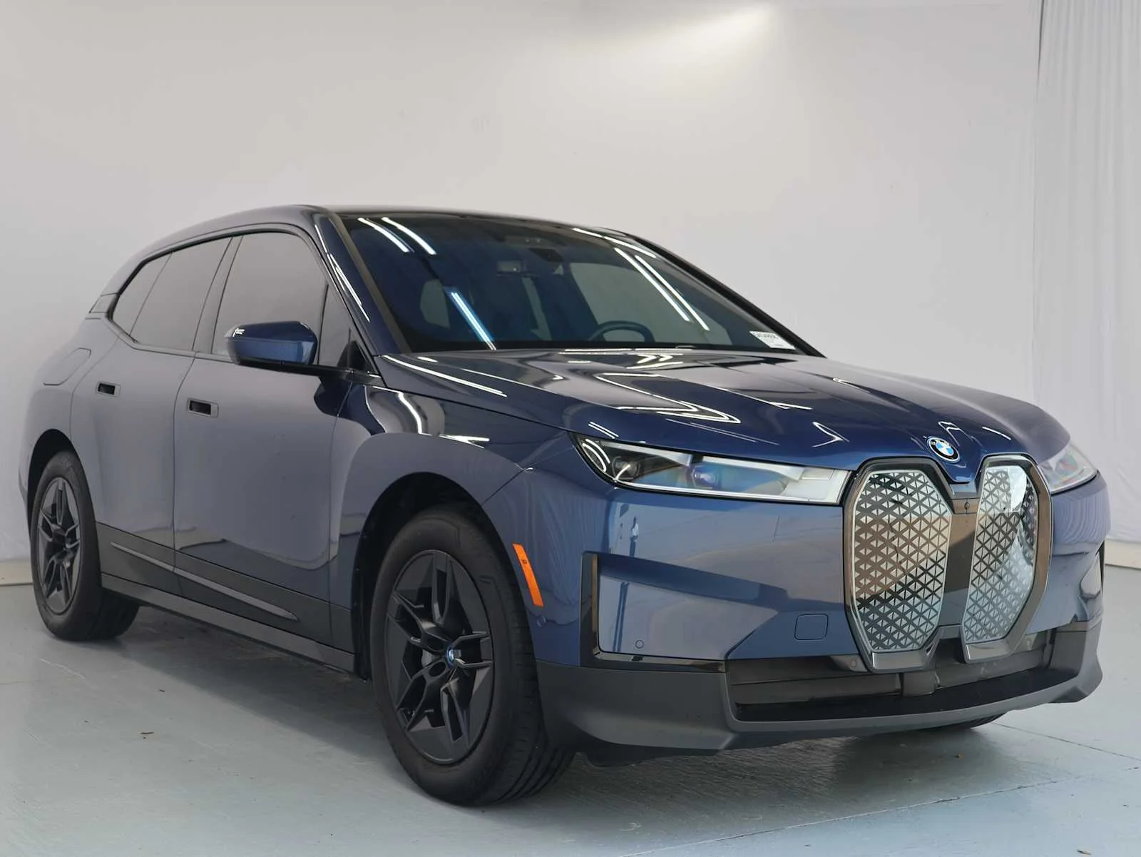 Used 2024 Phytonic Blue Metallic BMW xDrive50 image 4